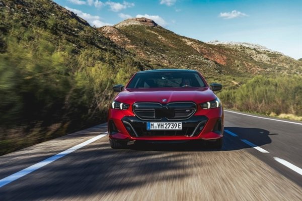 全新第八代!2024款宝马5系发布:首次电动化!前脸激进