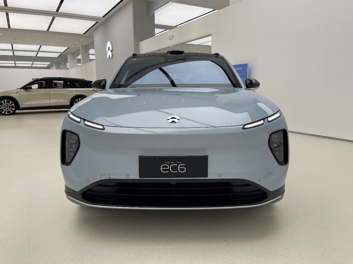 ES6+2万元=轿跑SUV画风+电动尾翼,加速还更快,蔚来EC6到店实拍