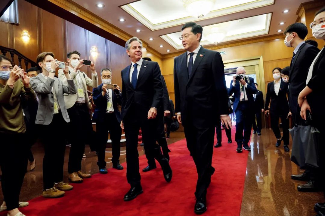 6月18日，，中国国务委员兼外交部长秦刚(中右)与美国国务卿安东尼·布林肯(中左)在北京钓鱼台国宾馆举行会谈。图/新华视觉