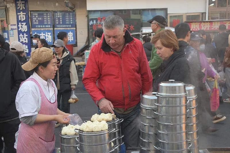 中俄互免旅游簽證，俄羅斯游客到黑河市吃早餐。