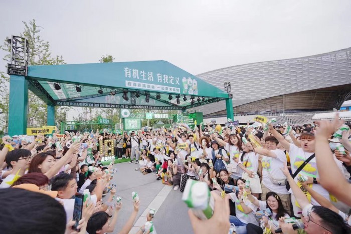 金典携手李宇春2023周末愉快演唱会，探索地域+粉丝营销新可能