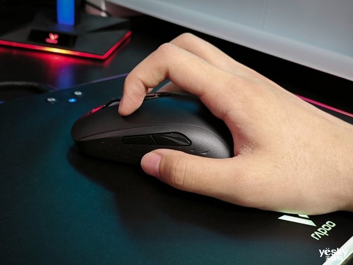 适合大手型 续航没烦恼 雷柏V200W双模无线充电RGB游戏鼠标评测