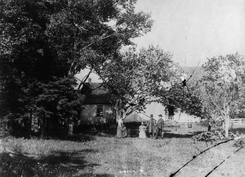 1890年代,蒙哥马利外婆家的小屋,作者站在树下,靠左边。