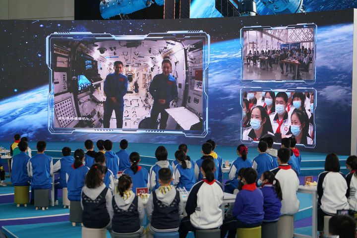 在位于中国科技馆的地面主课堂，学生在“天宫课堂”第二课上听讲（2022年3月23日摄）。新华社记者 刘芳 摄