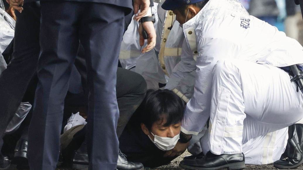4月15日，在日本和歌山县和歌山市杂贺崎渔港，嫌疑人被警方控制。 新华社 图