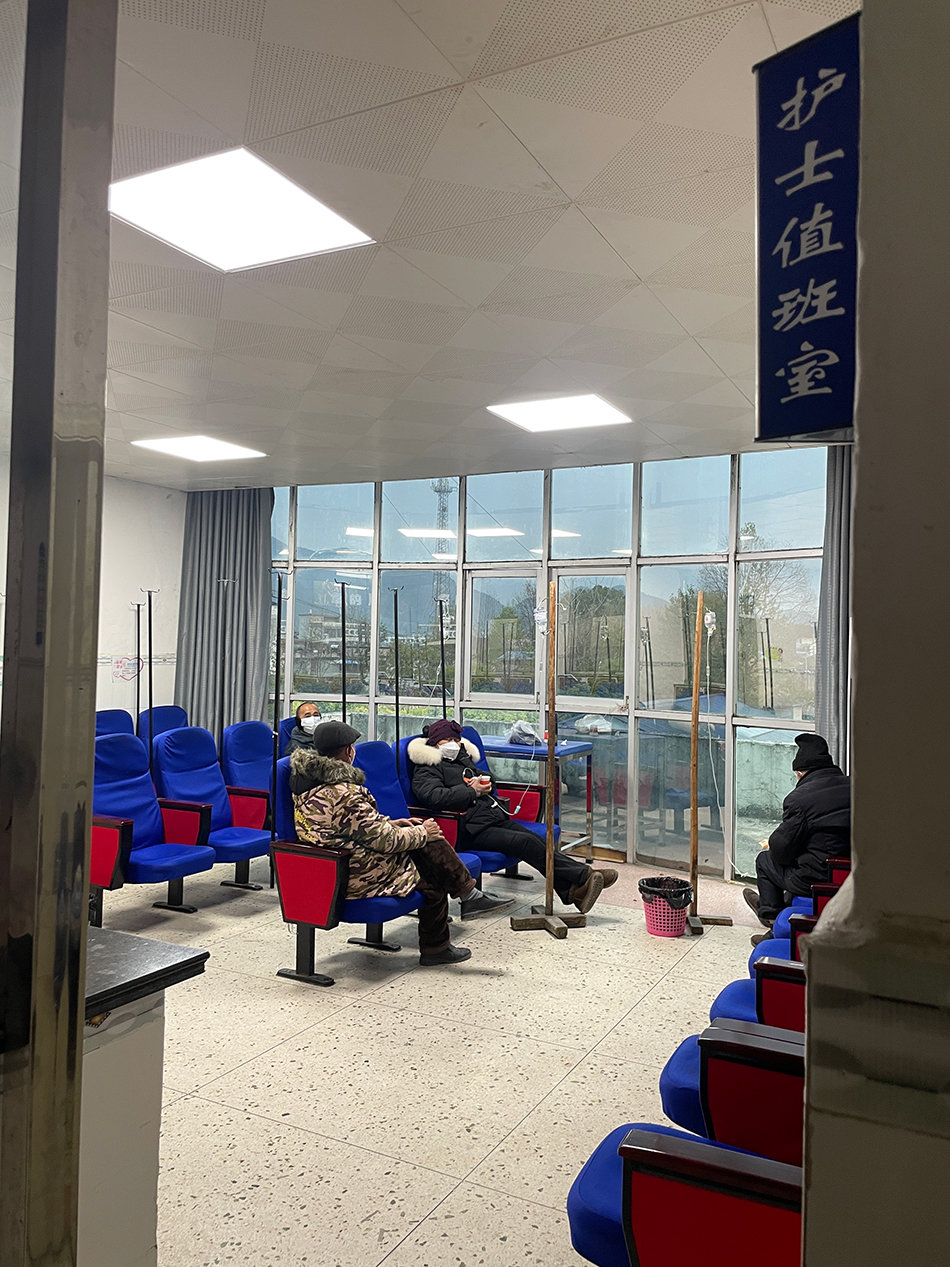 1月20日除夕的前一天傍晚,古市镇中心卫生院只有寥寥几人在输液。