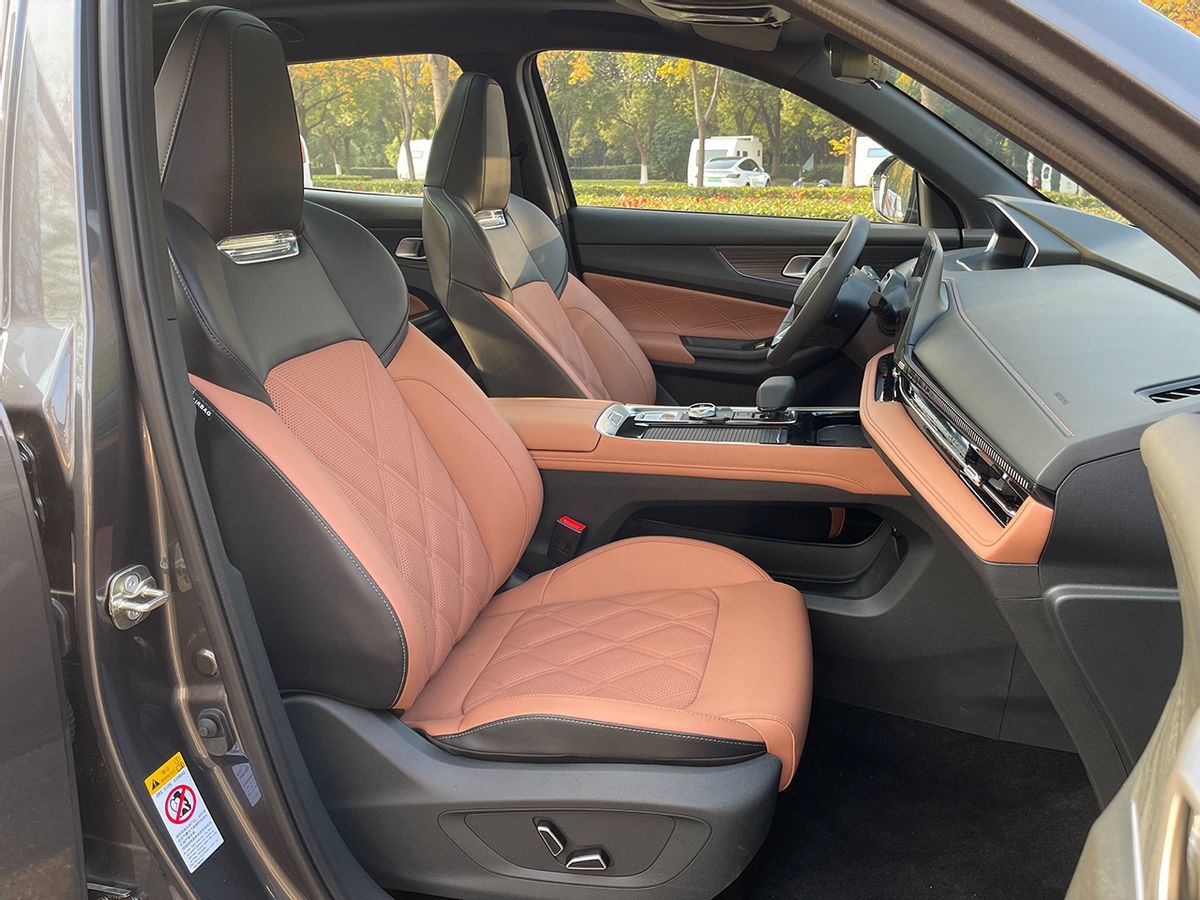 售价11.99万元起,搭插混动力,纯电续航最长125km,启源Q05实拍