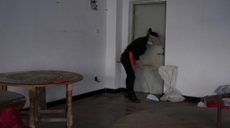 1月8日,瑞丽姐告口岸附近的一家饭店内,江姐正在打扫卫生。