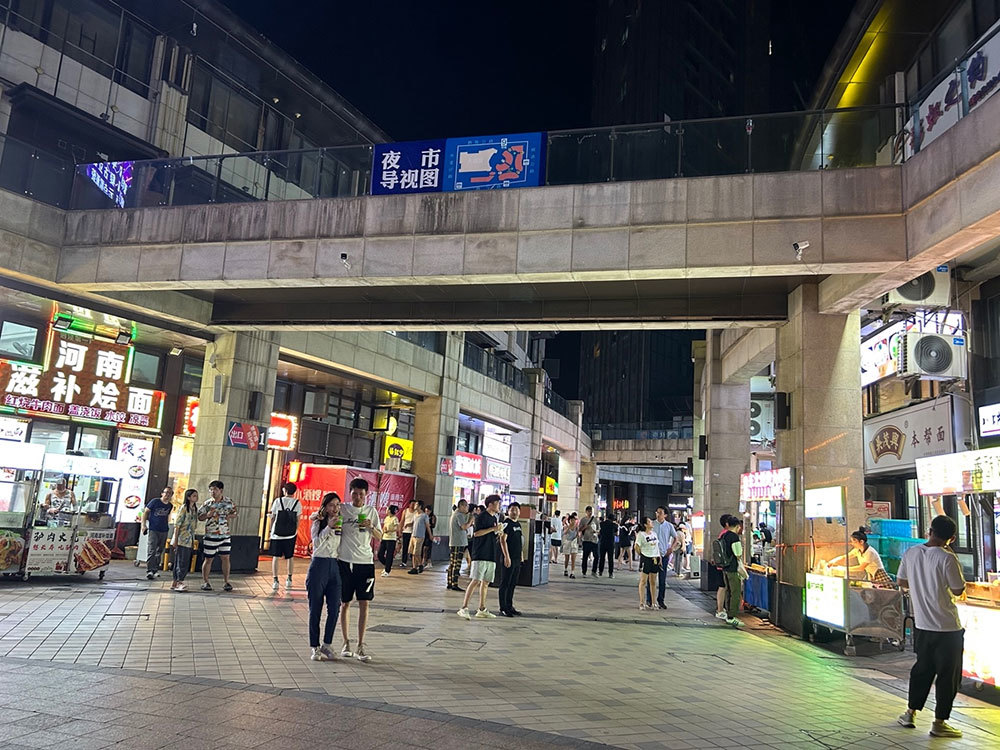 图为工作日晚上的泗泾夜市 本文图片均为戴媛媛 摄