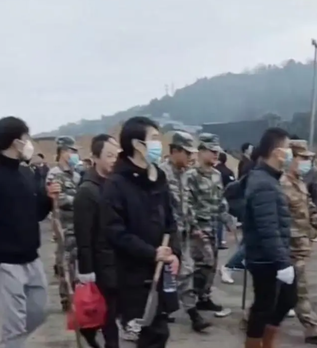 胡鑫宇家乡镇长回应“冒雨拉网式搜寻”:已搜寻三天,暂无进展