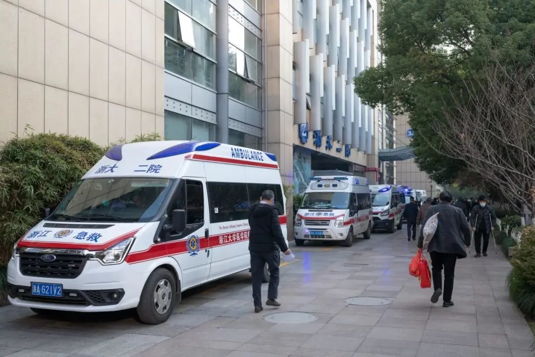 1月6号早上9点,浙大二院急诊科门前就排满了救护车/田栋梁 摄