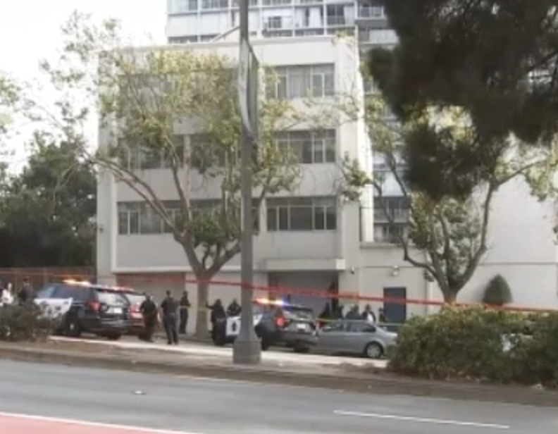 一辆汽车闯入中国驻旧金山总领馆一建筑 图源：外媒视频截图