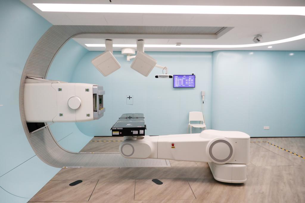 这是质子治疗系统的治疗室内景。新华社记者 方喆 摄