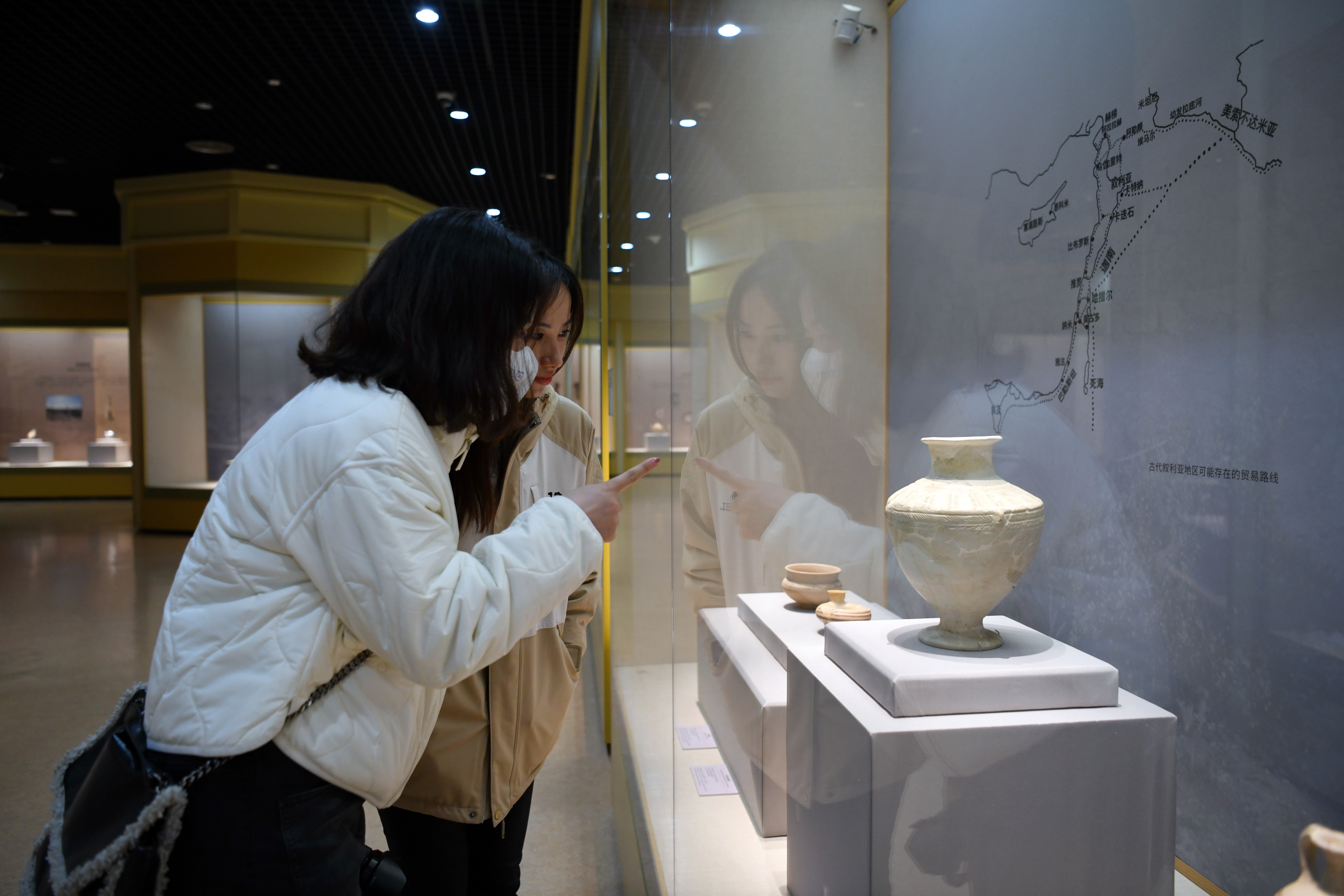11月15日,在宁夏博物馆一楼东侧临展厅,来自叙利亚精美的陶制品吸引了记者的目光。