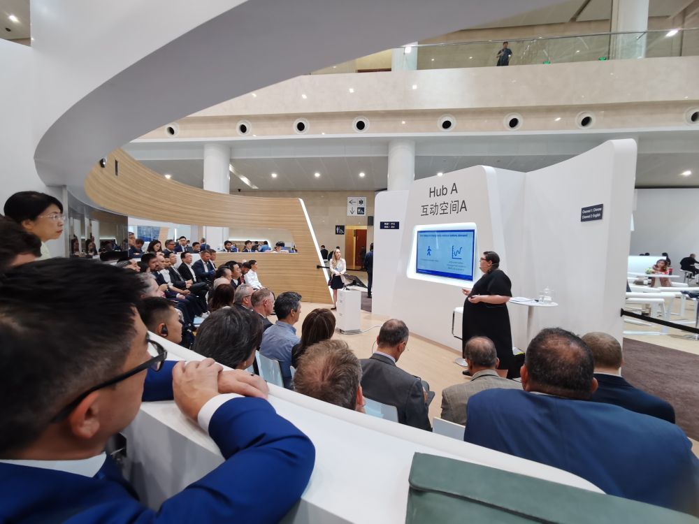 嘉宾在互动空间聆听分享。(新华社记者刘惟真摄)