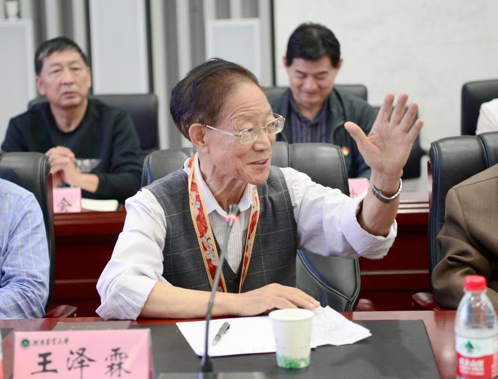 王泽霖在座谈会上。河南农业大学供图