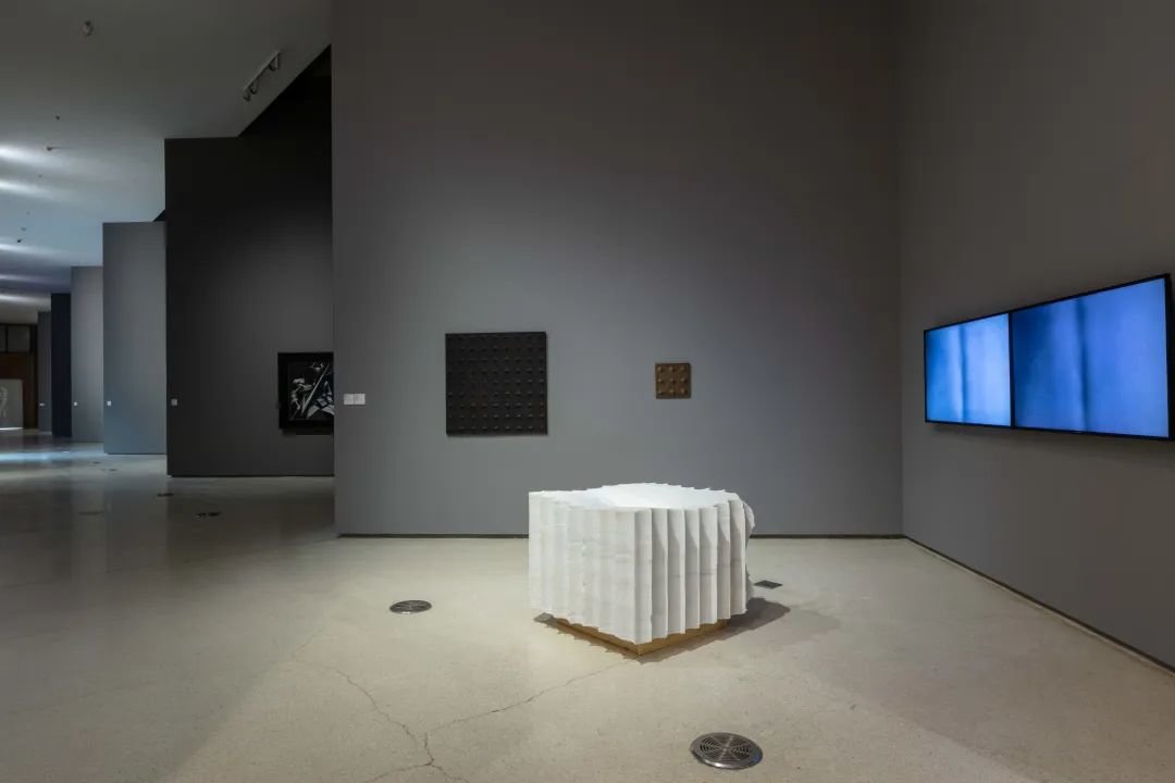 ▲ “趣时”展览现场,李怒作品在红砖美术馆展览现场,2023