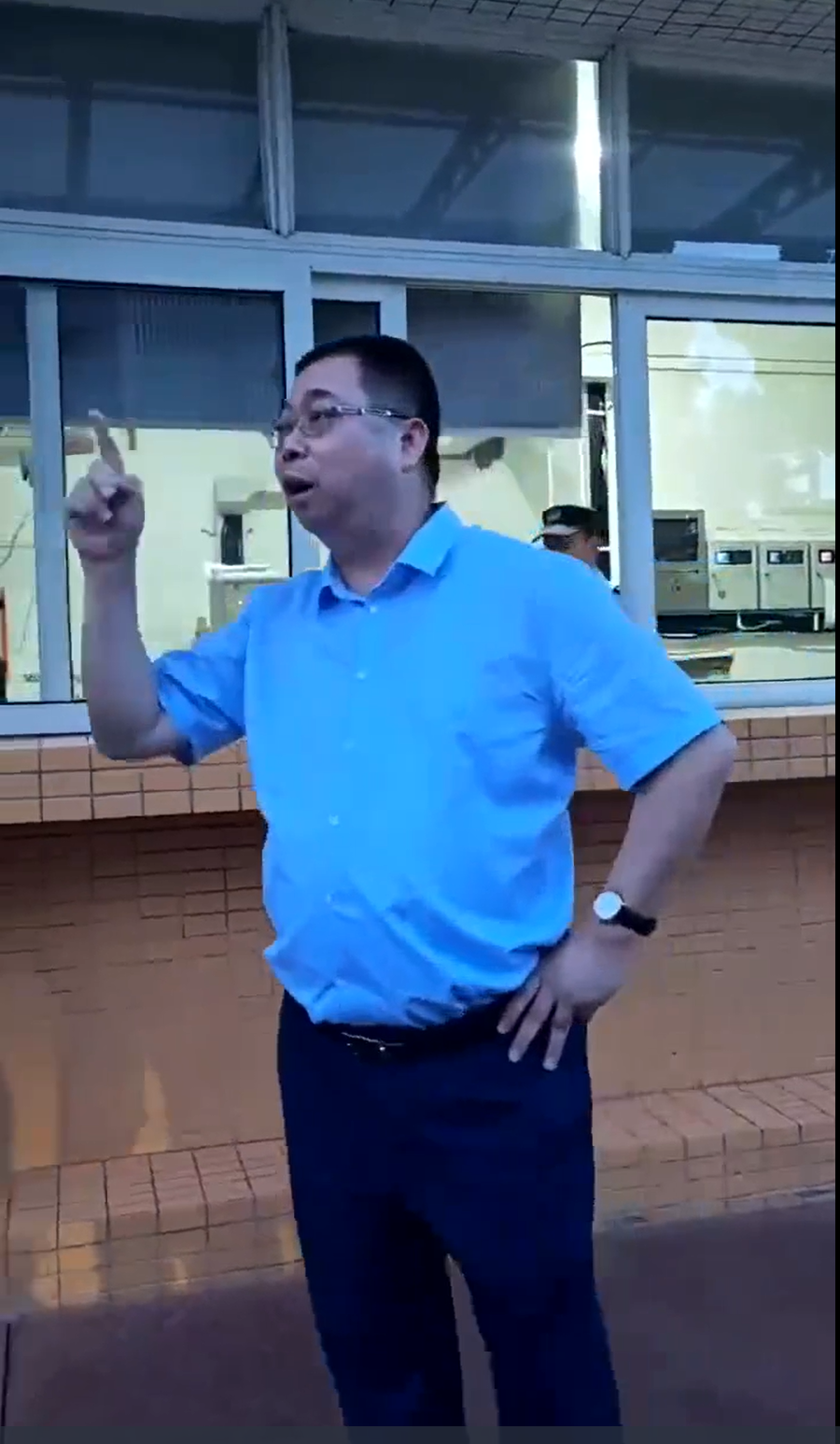 “野蛮人”竟输给保安!姚振华进不了实控公司大门,中炬高新内斗下周迎高潮__凤凰网