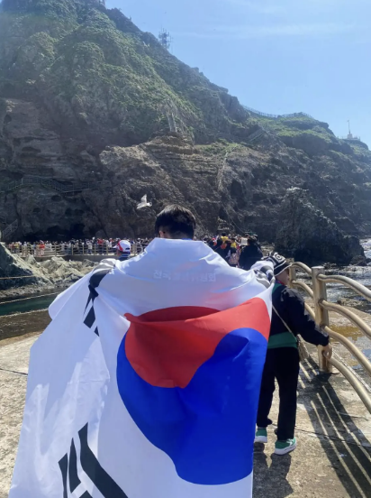 韩国共同民主党议员田溶冀2日通过社交媒体脸书公布了自己当天登陆独岛的照片。图自田溶冀脸书账号