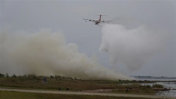 中国首款大型水陆两栖飞机:四架齐聚!