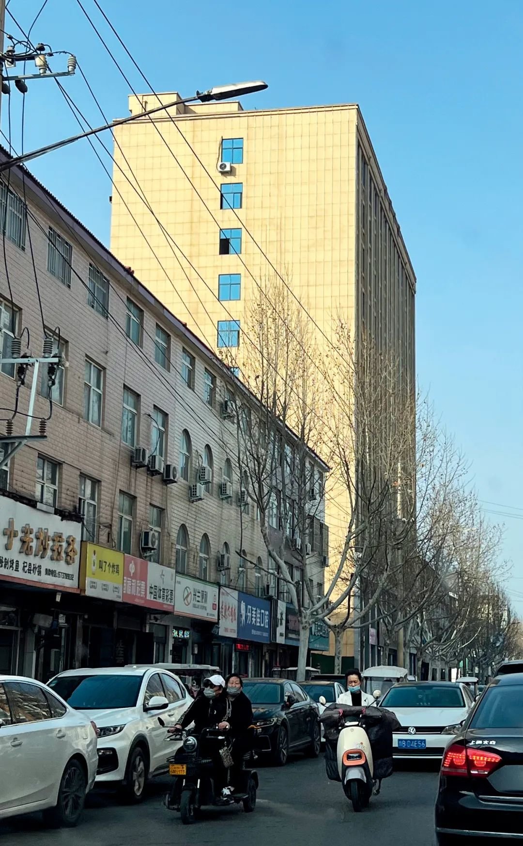 该栋高11层的米黄色大楼是袁家所有。