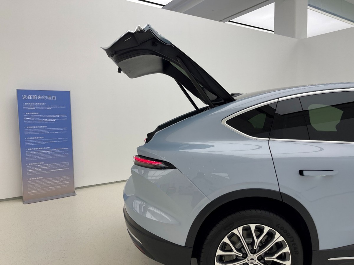 ES6+2万元=轿跑SUV画风+电动尾翼,加速还更快,蔚来EC6到店实拍