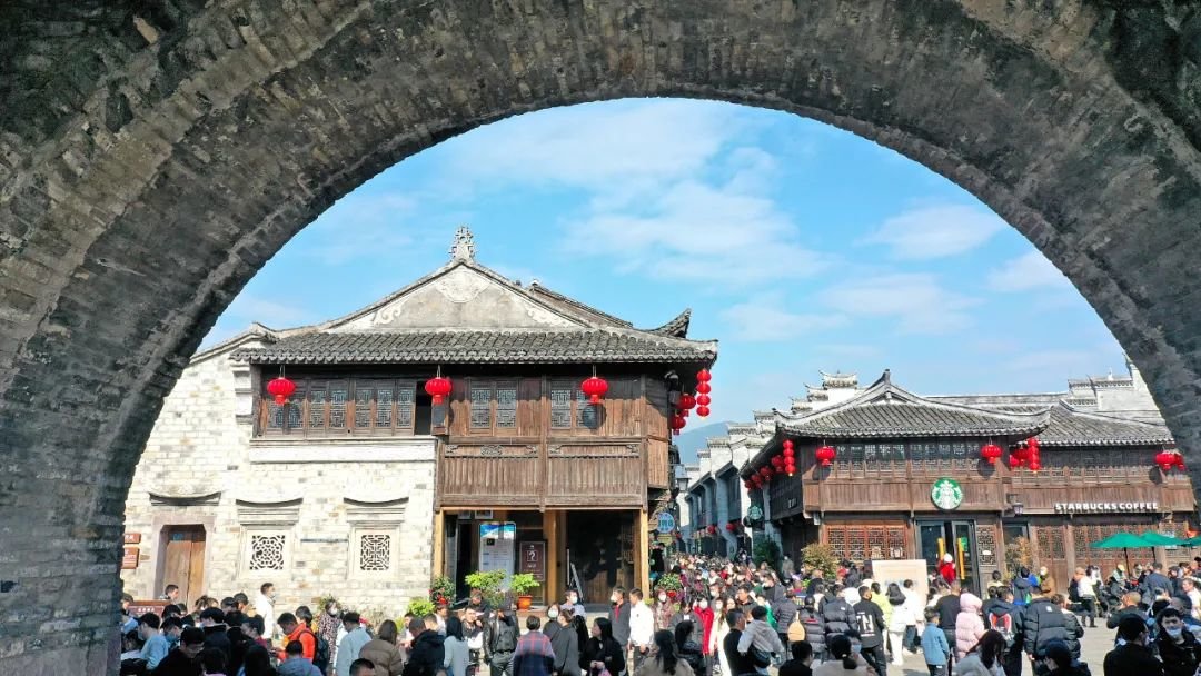 1月22日,台州临海紫阳古街热闹非凡,众多游客前来观光游览 图源:视觉中国