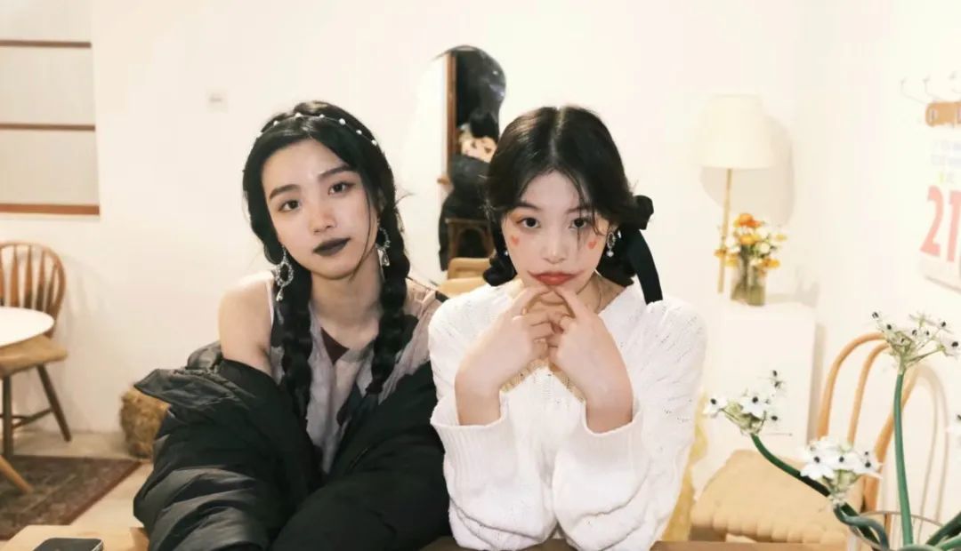 还记得《庆余年》里的小叶轻眉吗？18岁的她长这样…