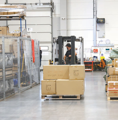 在SYMLOG国际货运公司主仓库内，工作人员进行货物装卸。本报记者 刘仲华摄