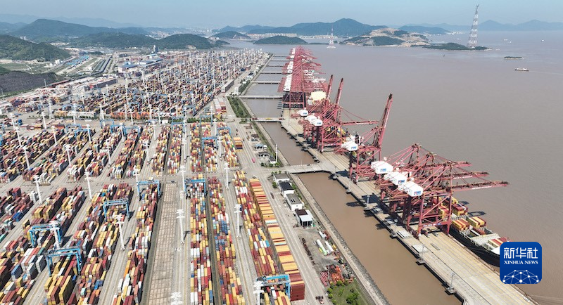 货轮停靠在宁波舟山港穿山港区装卸货物。新华社记者 翁忻旸摄