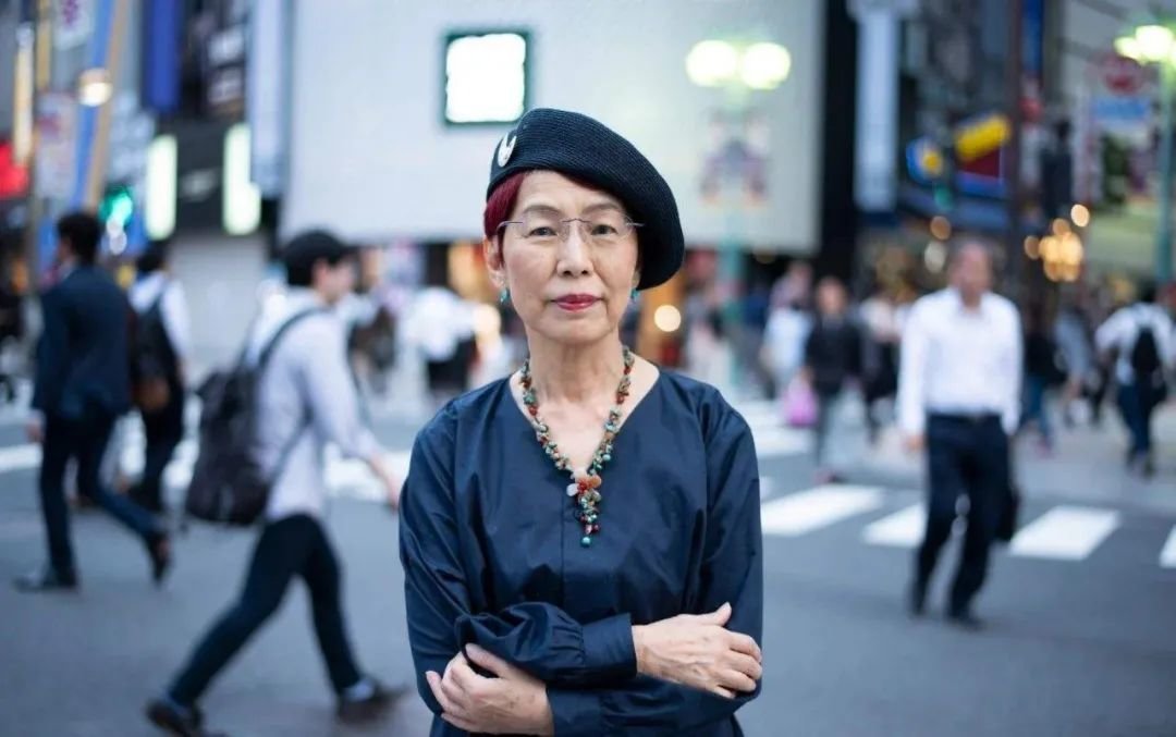 上野千鹤子,社会学者,东京大学名誉教授。/《情热大陆:上野千鹤子篇》纪录片海报