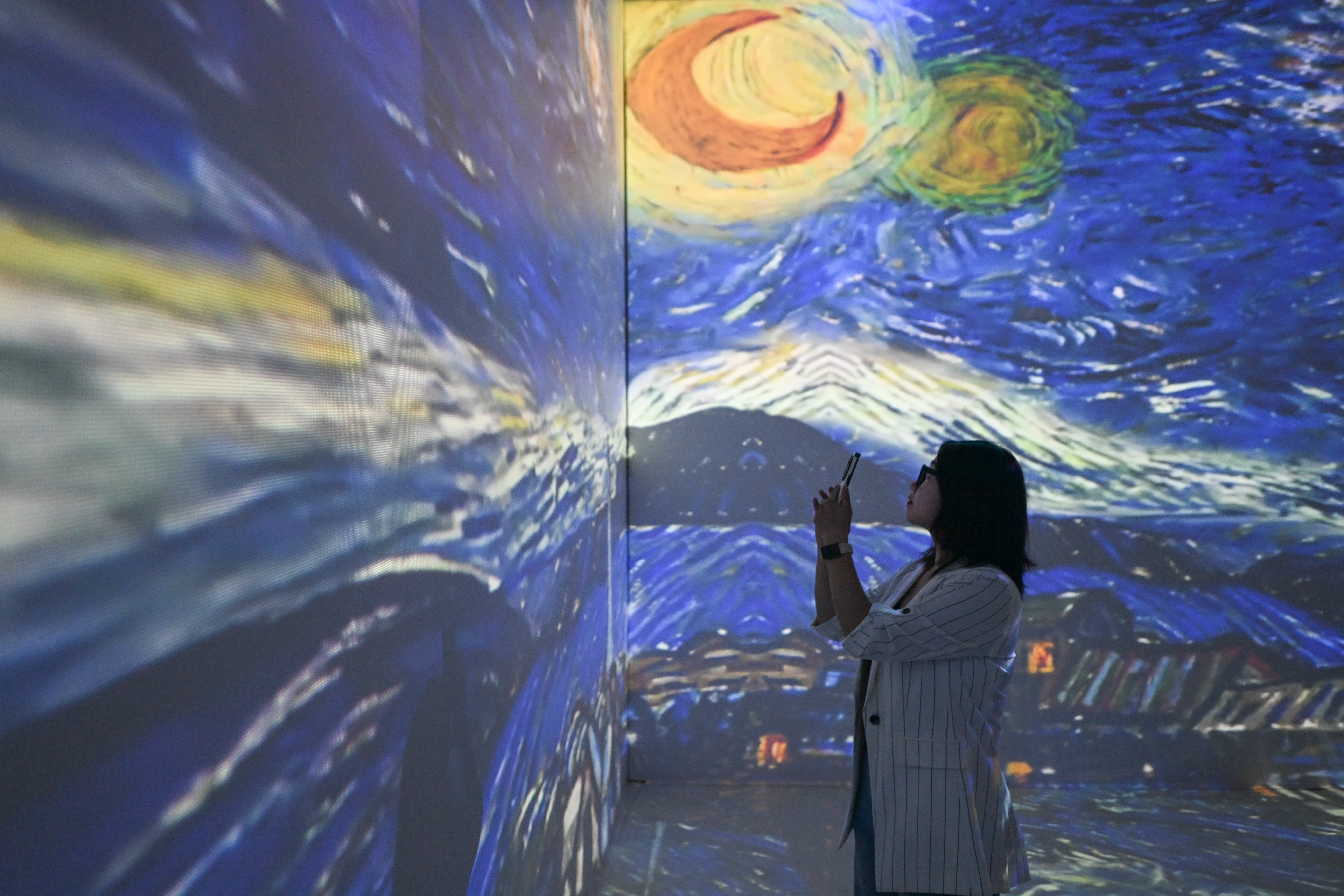 5月16日，观众在天津数字艺术博物馆参观“梵高的世界”全景数字艺术互动大展。新华社记者 孙凡越 摄