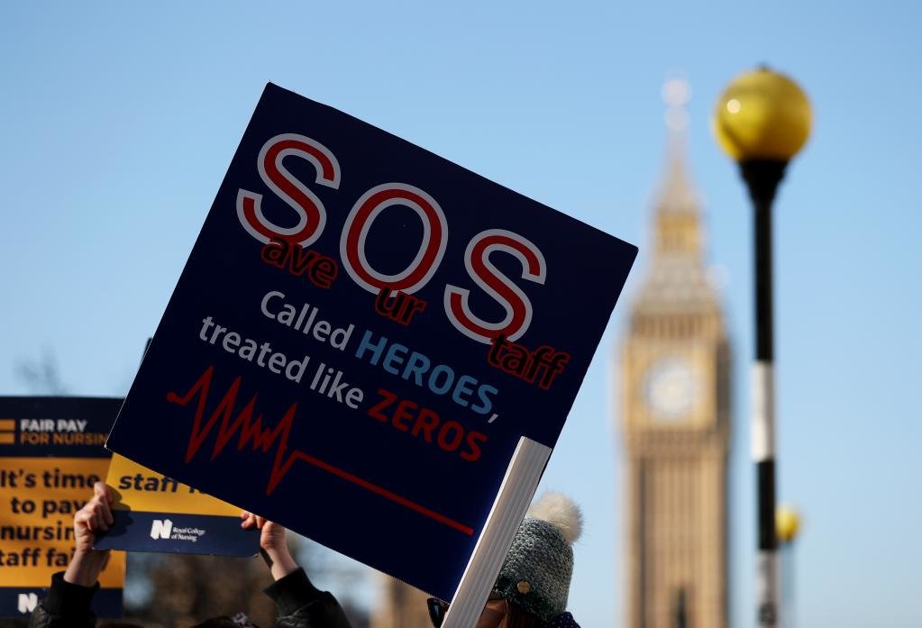 2月6日，在英国伦敦，医疗系统工作人员参加罢工游行。新华社记者李颖摄