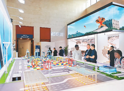 6月27日,夏季达沃斯论坛与会者在天津梅江会展中心参观天津港“智慧零碳”码头模型展示区。新华社记者 李 然摄