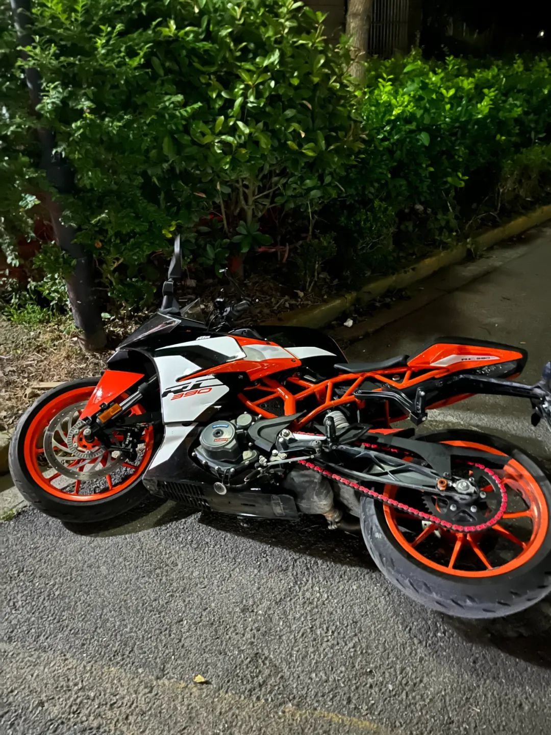 老人故意推倒摩托车,拒不赔偿后去世,车主坚持追责