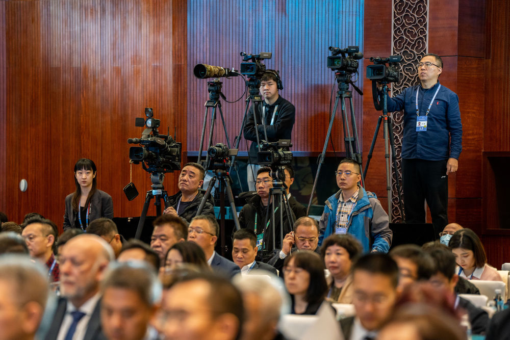2023年12月5日，记者在云南昆明采访第五届世界媒体峰会（云南分会场）暨第二届大象国际传播论坛开幕式。新华社记者 胡超 摄