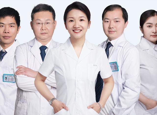 ▲娄底爱尔眼科医院眼底医疗团队