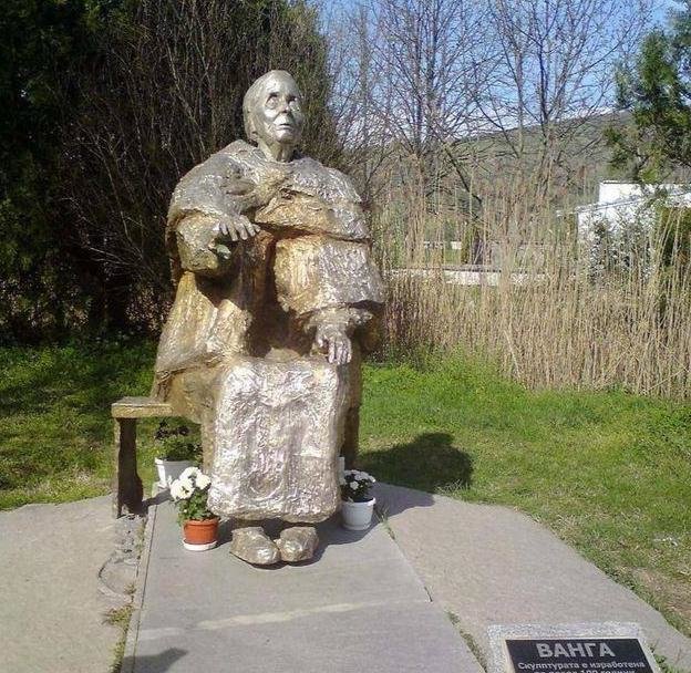 巴巴·万加的塑像。