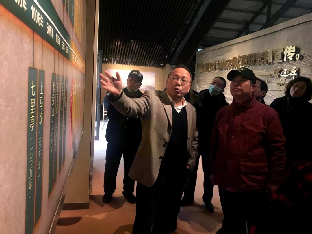 徐利民在上山考古遗址公园讲解