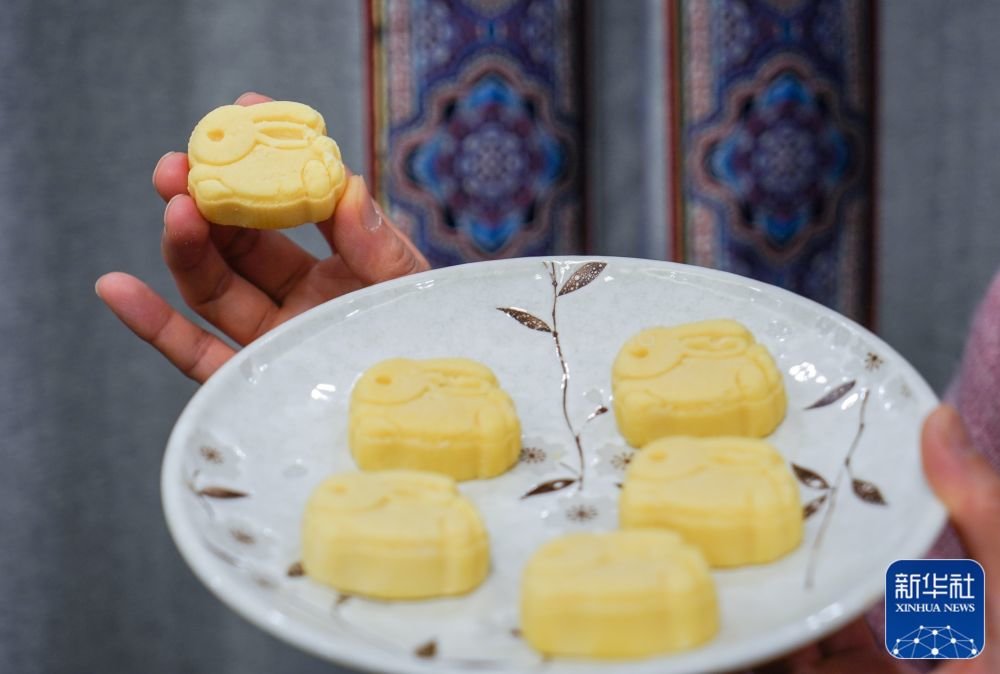 一名南京市民展示"玉兔"形绿豆糕(1月23日摄).新华社记者 杨磊 摄