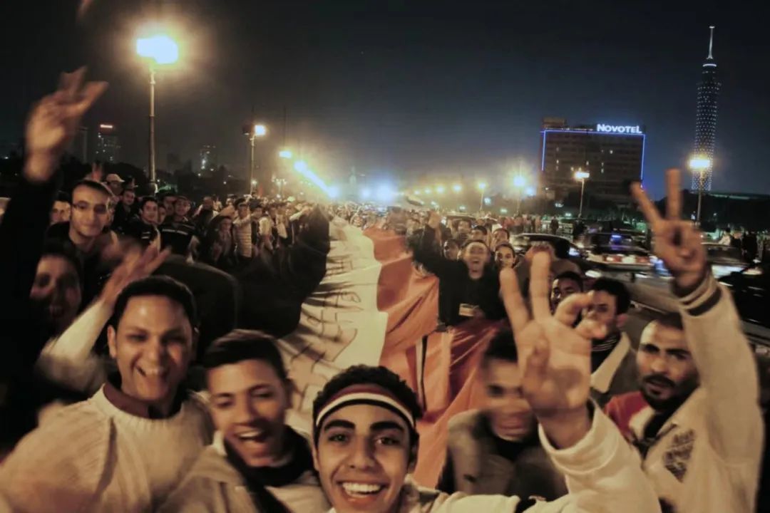▲几百人拉着的巨幅埃及国旗
