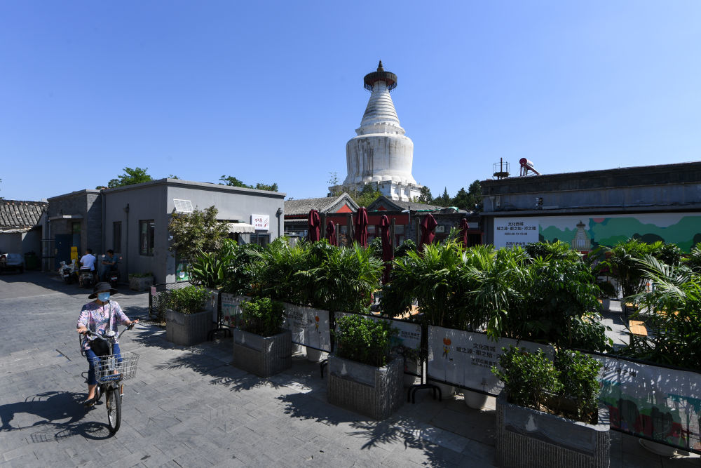 2023年8月28日，市民从北京市西城区宫门口西岔胡同骑行而过。新华社记者 鞠焕宗 摄