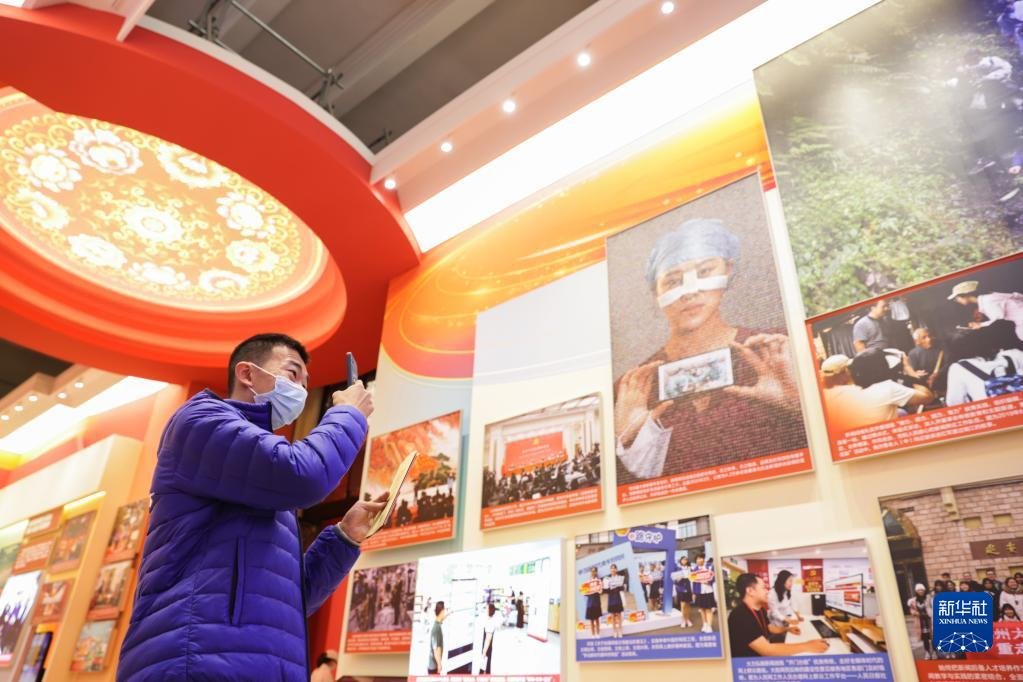 观众在“奋进新时代”主题成就展第五单元“坚定文化自信 建设社会主义文化强国”展厅内参观（2022年10月10日摄）。新华社记者 张玉薇 摄