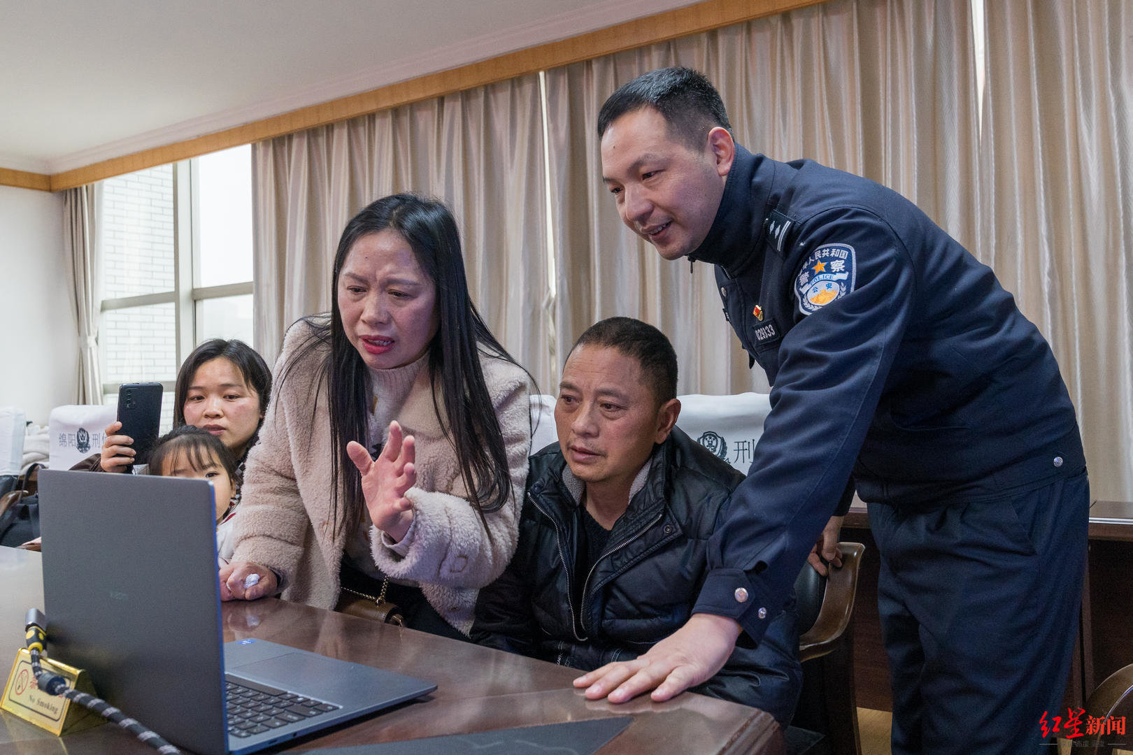 毛某夫妇和女儿视频相认,最右为胡祥雨