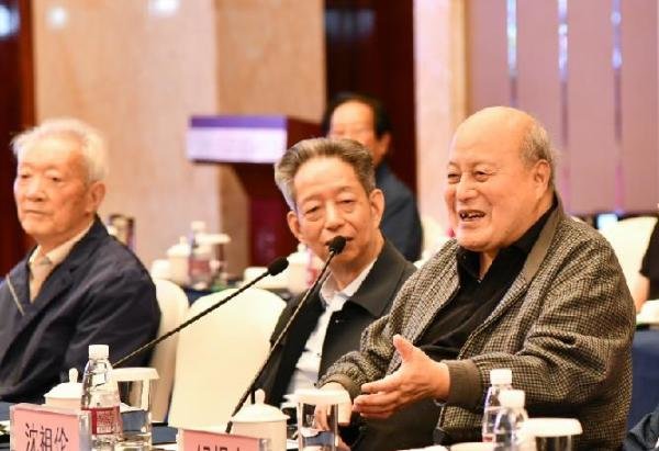 2020年9月27日,沈祖伦(右一)与柯桥老干部共话奋斗史。“中共柯桥区委老干部局”微信公号 图