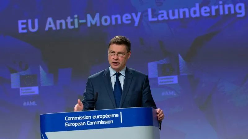 2020年5月7日，欧盟委员会执行副主席东布罗夫斯基斯在新闻发布会上就洗钱问题发表讲话。（埃菲社）