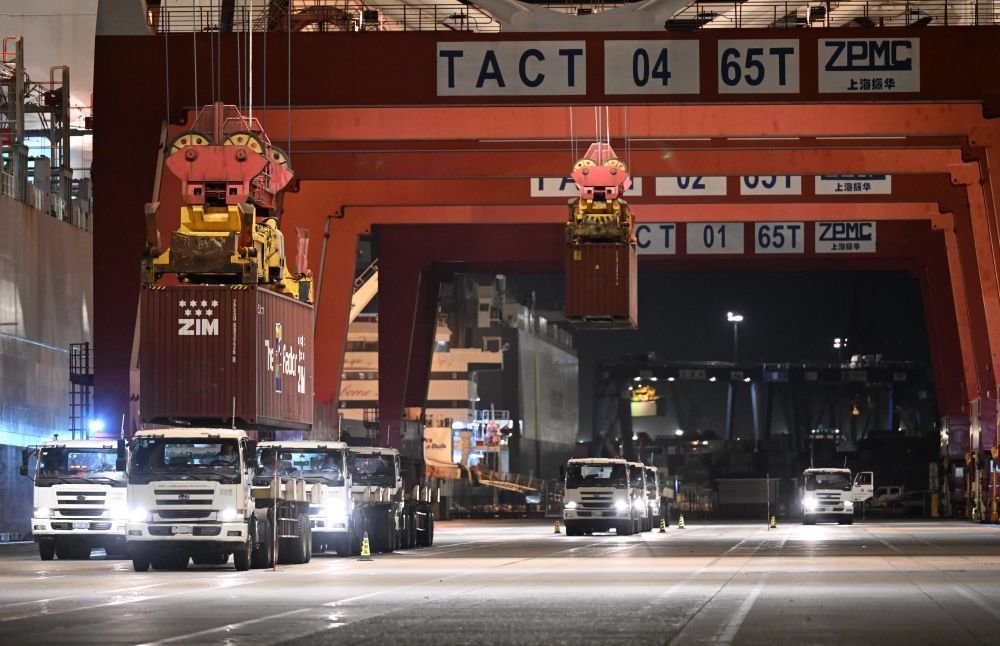 6月6日，货车在天津港联盟国际集装箱码头运输货物。新华社记者赵子硕 摄
