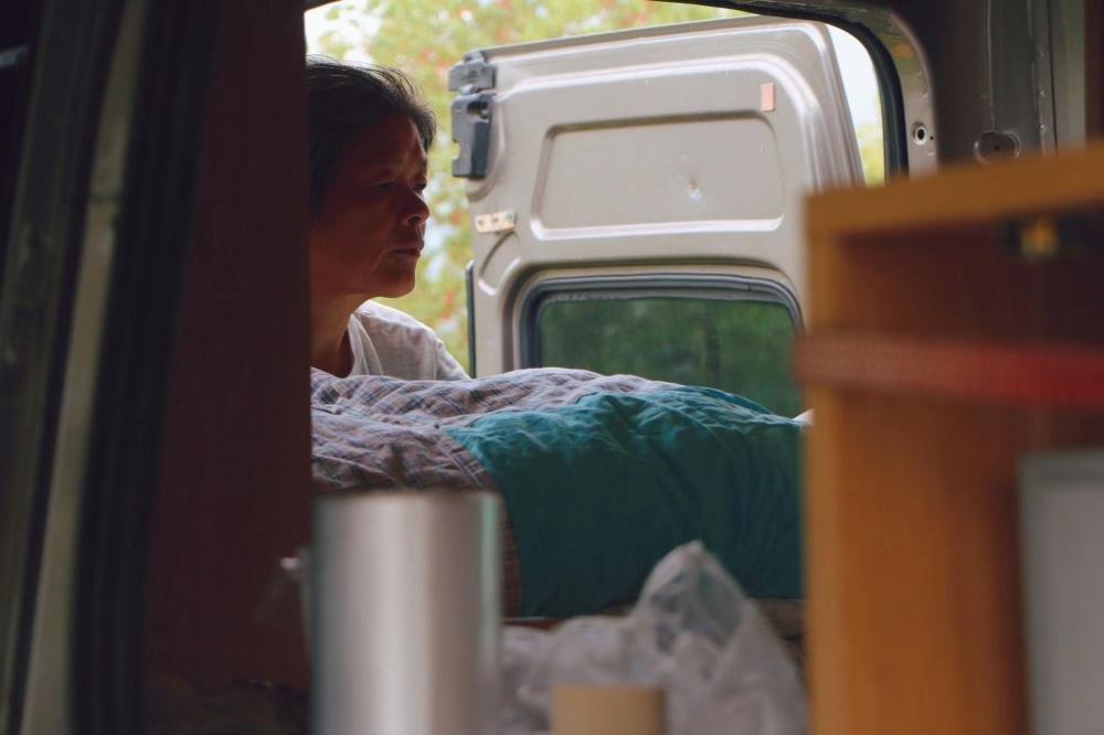 改车时,张瀛将床安置在车尾,睡觉盖的是自己缝制的老布棉被。朱雅文 摄