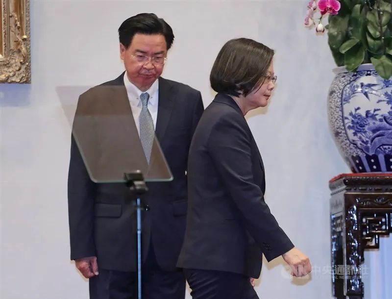 当地时间22日，洪都拉斯总统卡斯特罗抵达多米尼加参加伊比利亚美洲首脑会议。据洪都拉斯媒体报道，她有计划访华。图源：台媒