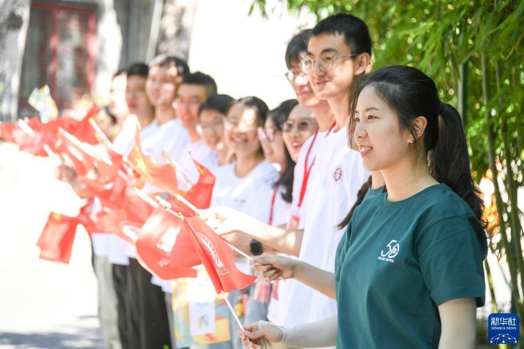 6月10日，大学生为火炬手加油。新华社记者 任超 摄